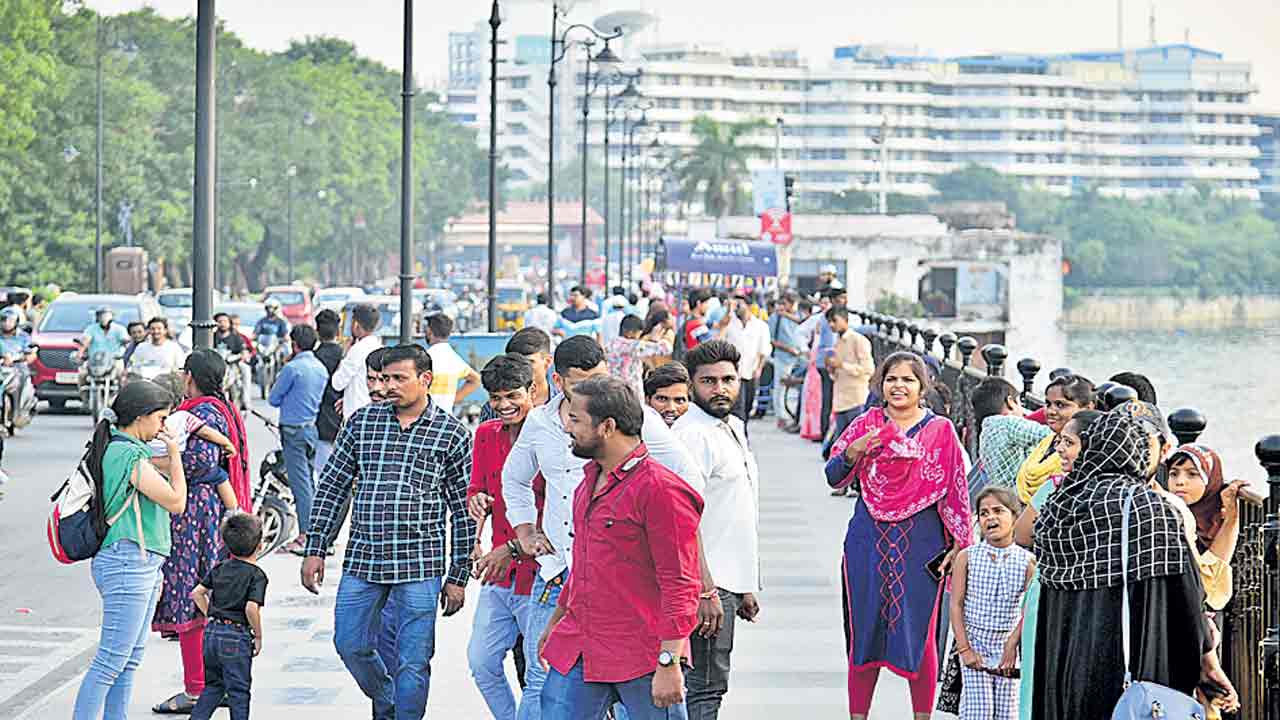 సాగర తీరాన..పర్యాటకుల సందడి