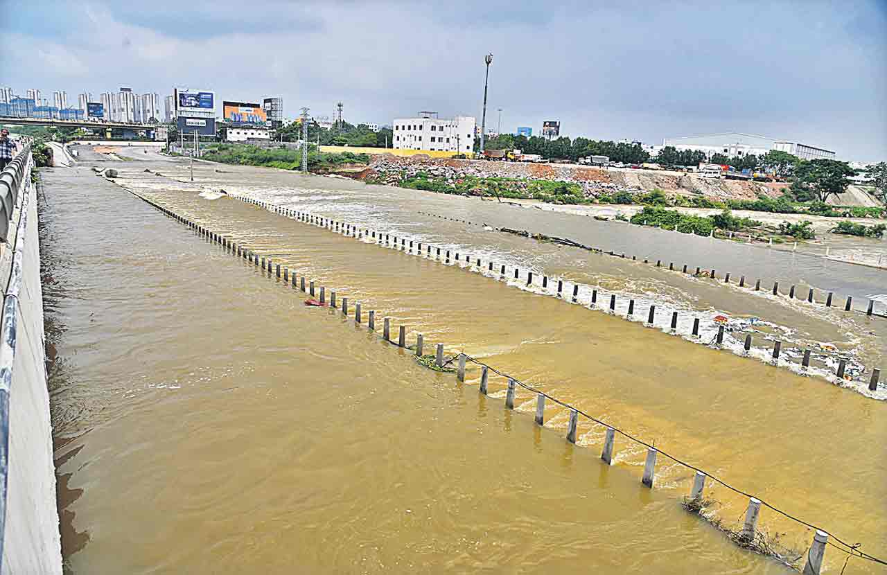 పరవళ్లు తొక్కి.. పరుగులు పెట్టించి