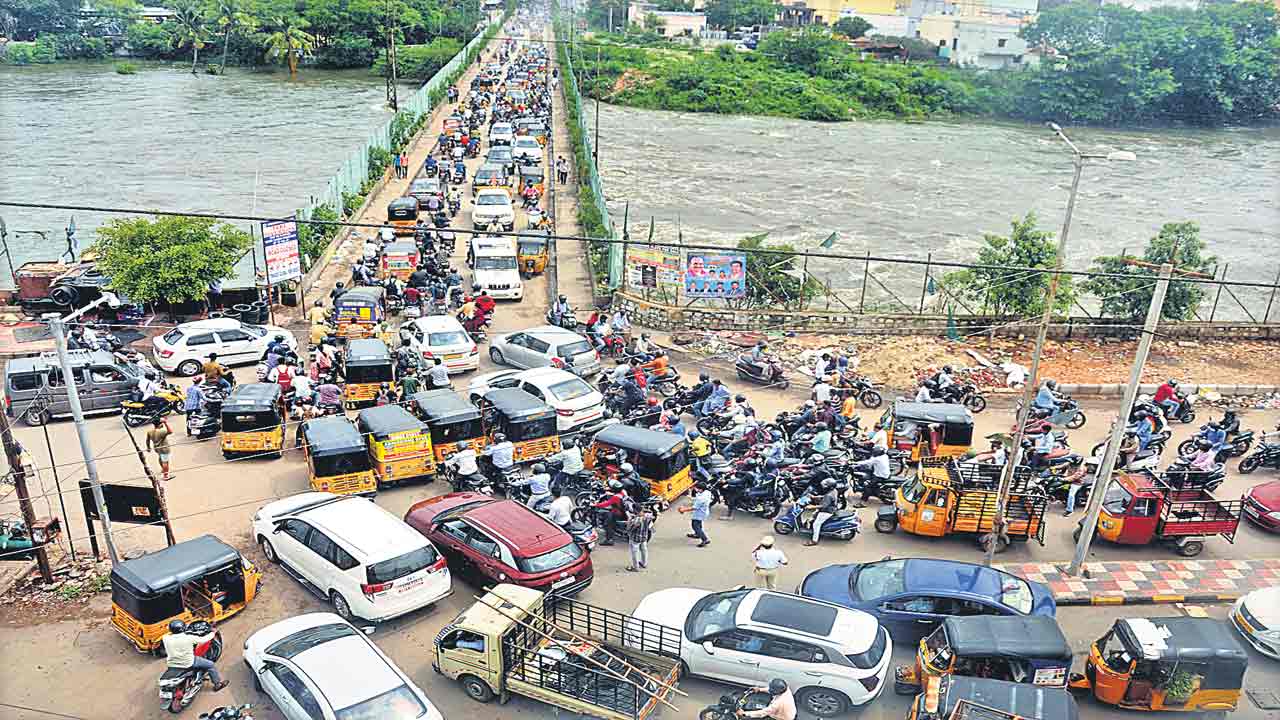 గలగలా.. మూసీ..కాలనీల్లోకి చేరి..