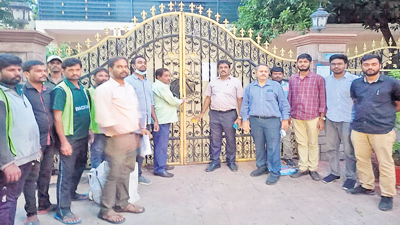 బోర్డు స్థలంలో ఇల్లు నిర్మించి పదేండ్లు