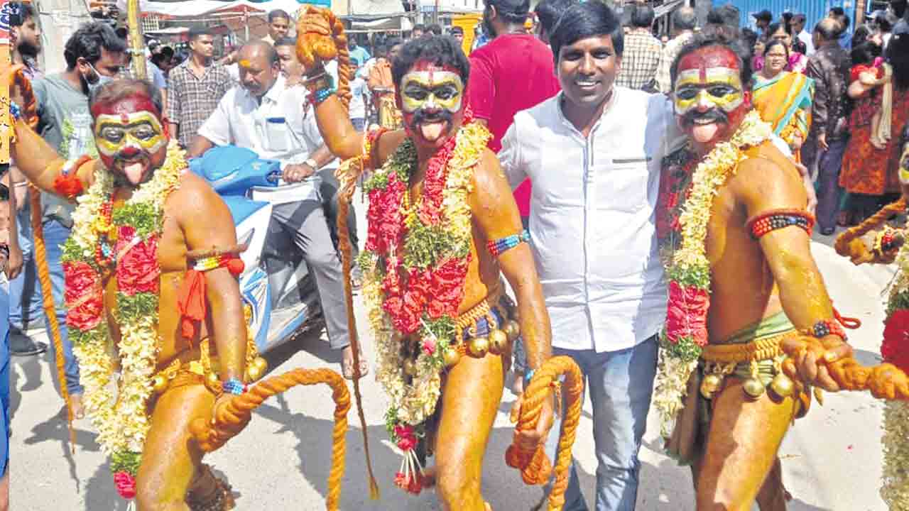చార్మినార్‌ భాగ్యలక్ష్మికి బంగారు బోనం