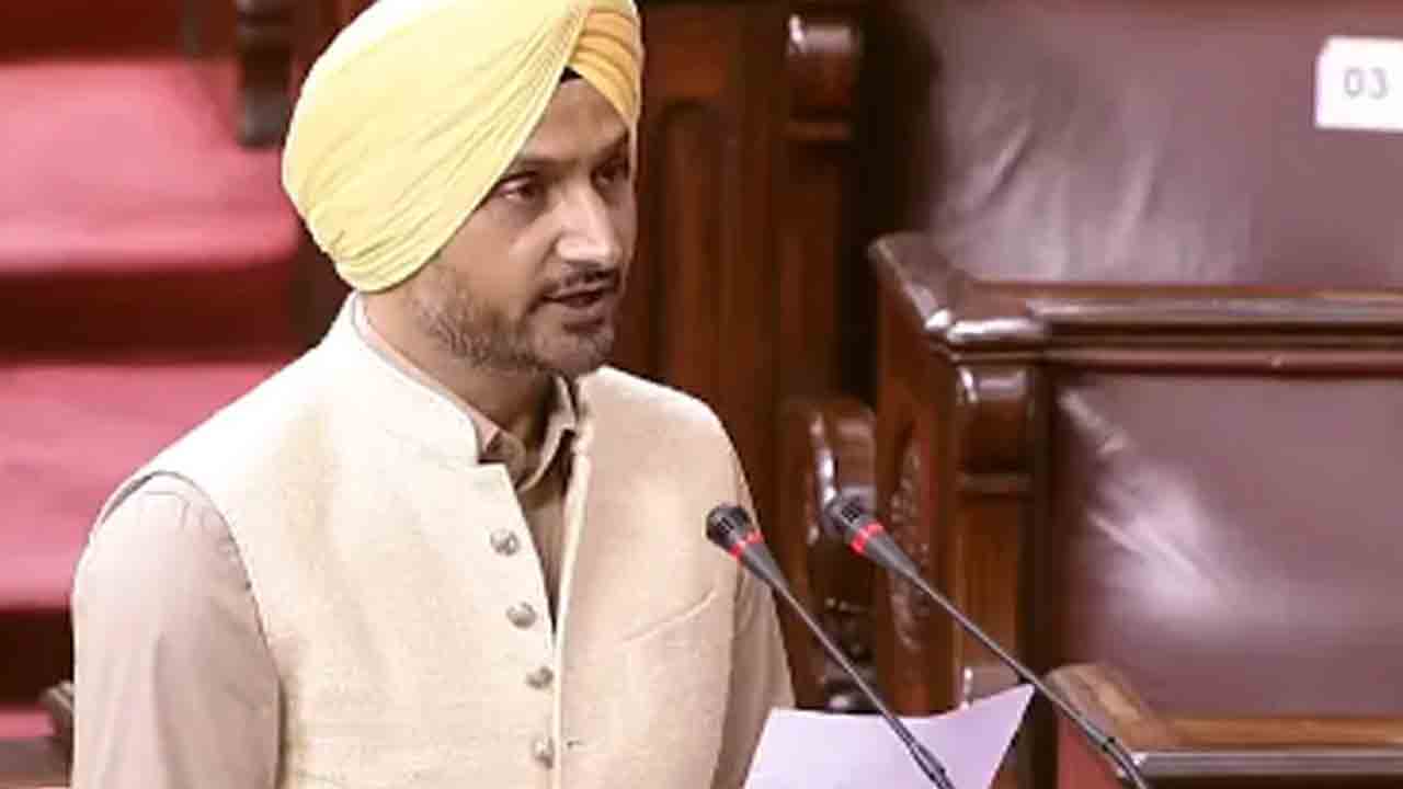 రాజ్య‌స‌భ స‌భ్యునిగా ప్ర‌మాణం చేసిన హ‌ర్భ‌జ‌న్ సింగ్.. వీడియో