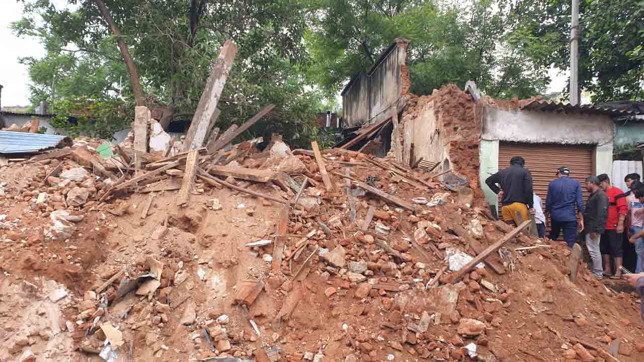 హైద‌రాబాద్‌లో భారీ వ‌ర్షం.. కుల్సుంపురాలో కూలిన ఇల్లు..