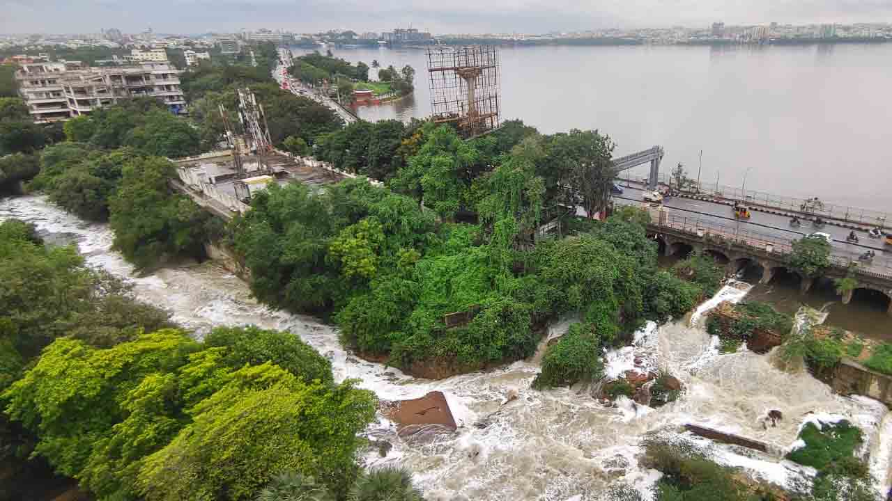 పాల నుర‌గ‌ల్లా పొంగుతోన్న హుస్సేన్ సాగ‌ర్.. వీడియో