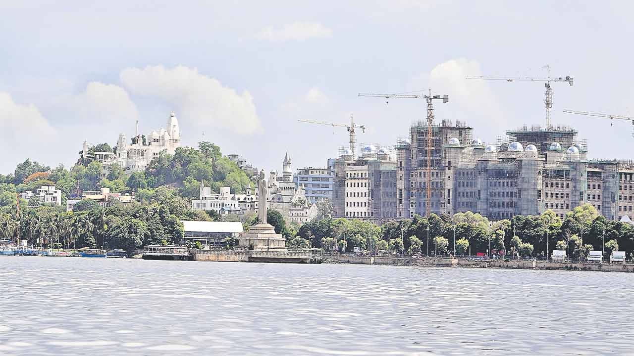 హుస్సేన్‌సాగర తీరాన..