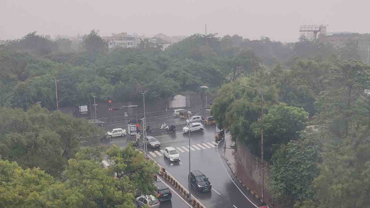 హైదరాబాద్‌లో ఈదురుగాలులతో భారీ వర్షం