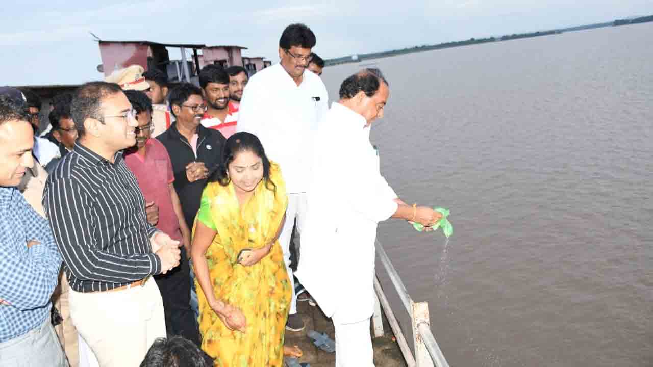 కడెం ప్రాజెక్టు వద్ద గంగమ్మకు హారతి