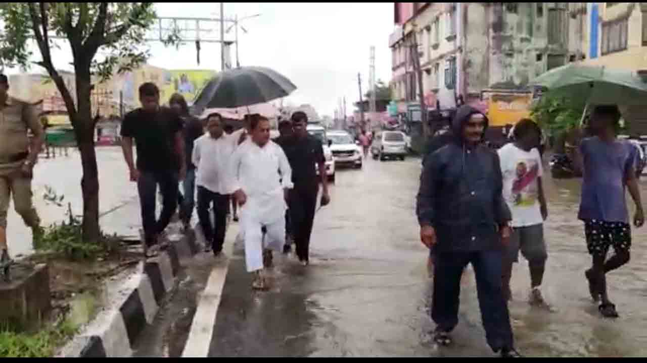 వరద ప్రభావిత ప్రాంతాల్లో పర్యటించిన మంత్రి ఇంద్రకరణ్‌రెడ్డి