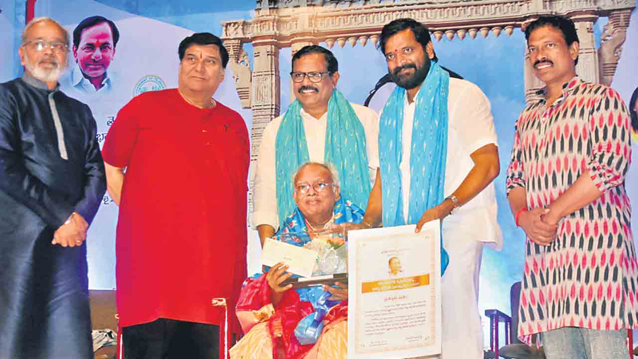 కవులు, రచయితలు తెలంగాణకు రెండు కండ్లు