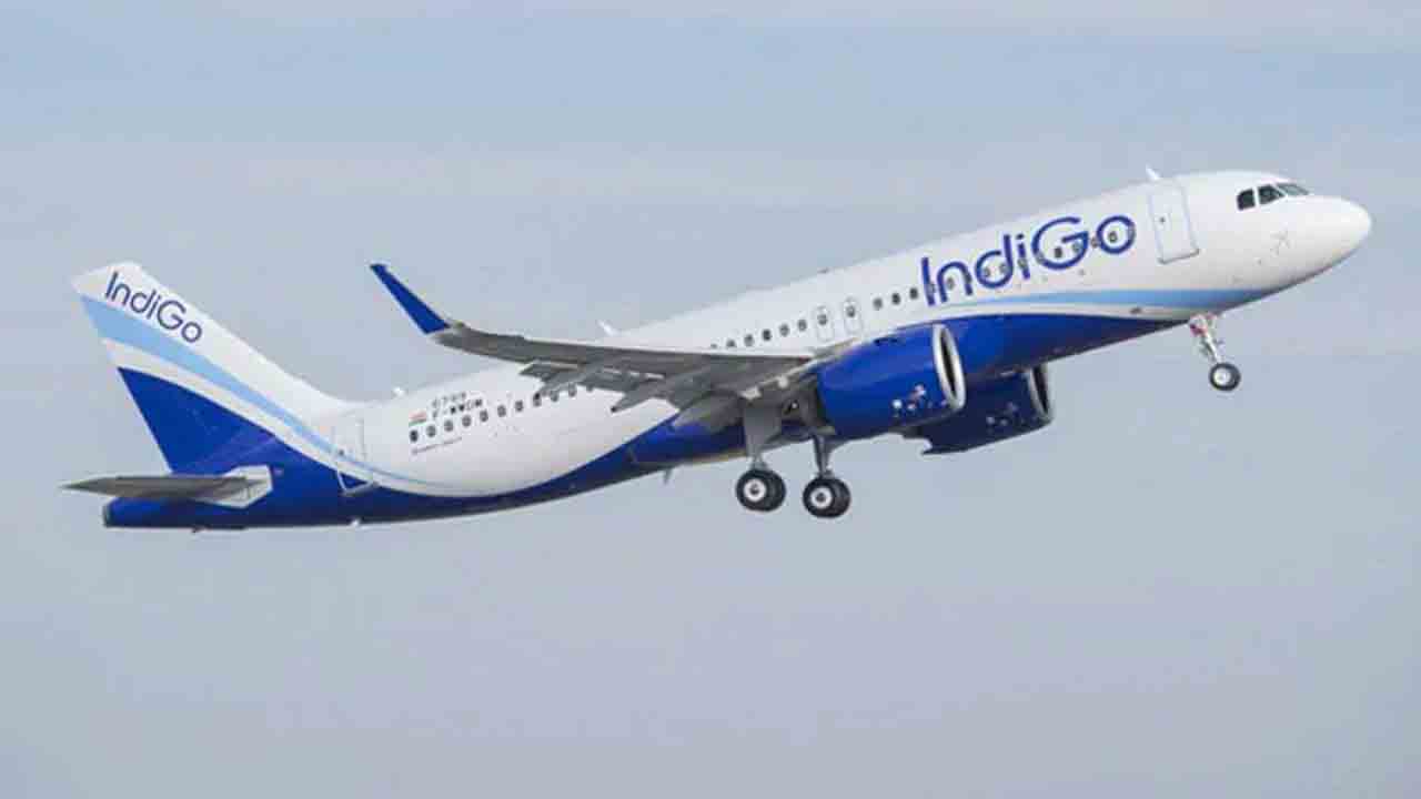 షార్జా నుంచి హైదరాబాద్‌ వస్తున్న IndiGo Flight.. సాంకేతిక సమస్యతో కరాచీ మళ్లింపు