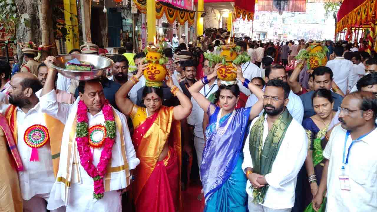 ఉజ్జయిని మహంకాళికి పట్టువస్త్రాలు సమర్పించిన మంత్రి ఇంద్రకరణ్‌ రెడ్డి