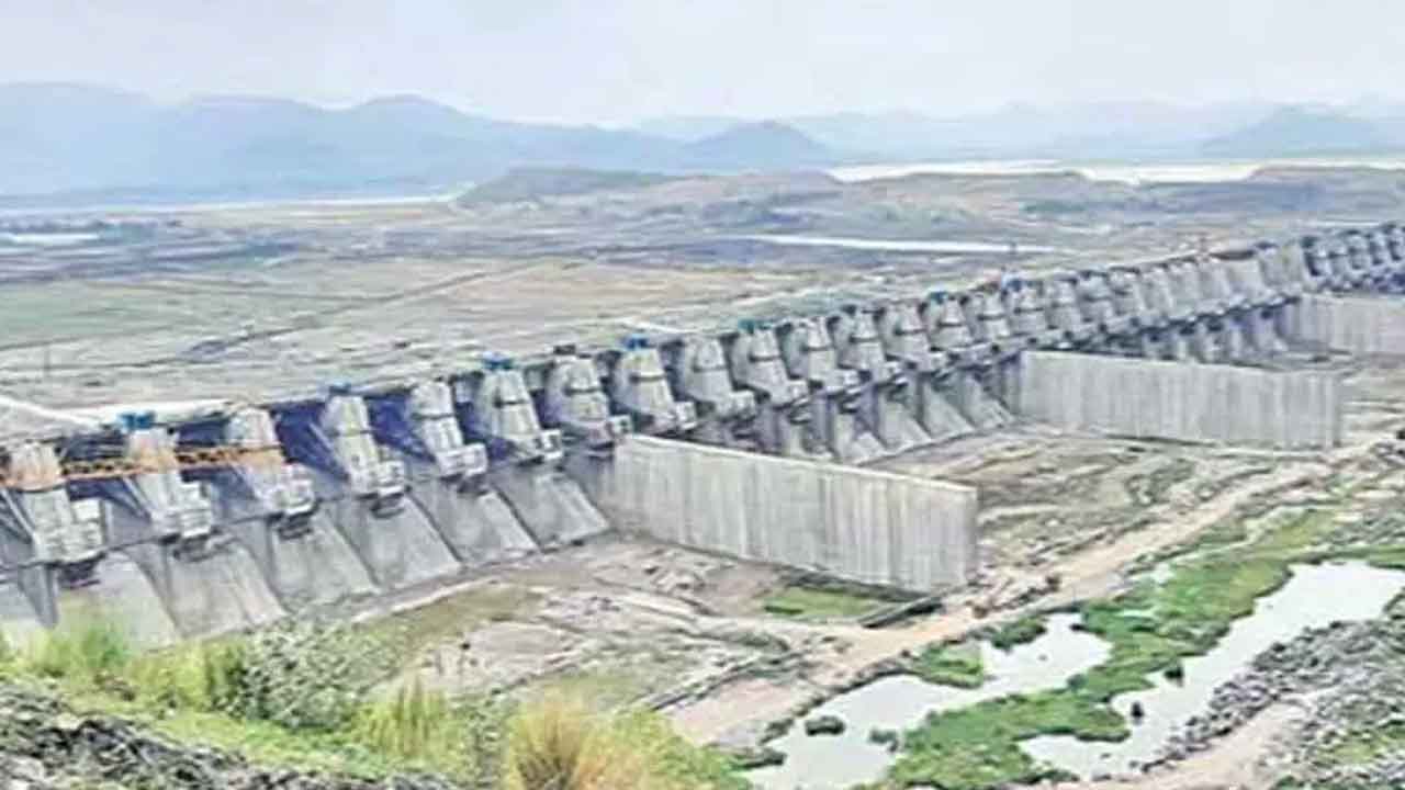 పోలవరం పరిహారంలో అక్రమాలు.. నలుగురు అధికారులు అరెస్ట్‌