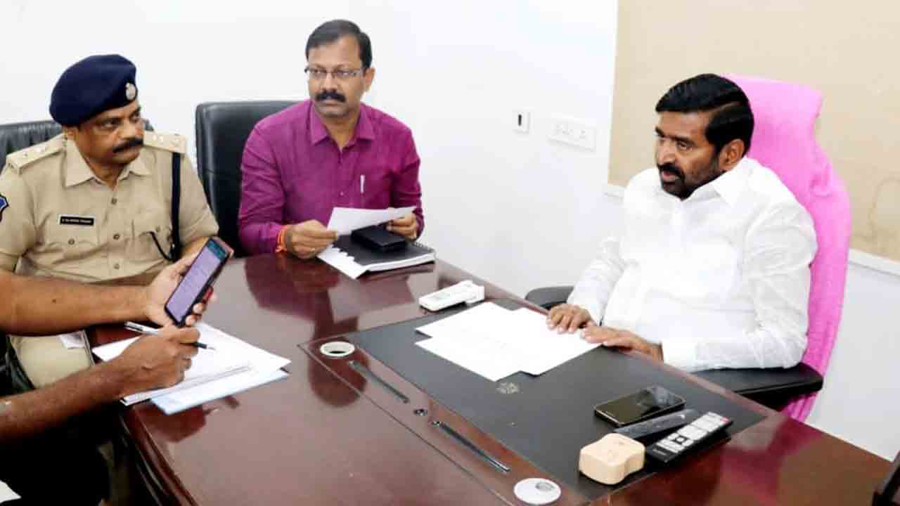 విద్యుత్ శాఖ అధికారులు అల‌ర్ట్‌గా ఉండాలి : మంత్రి జగదీష్ రెడ్డి