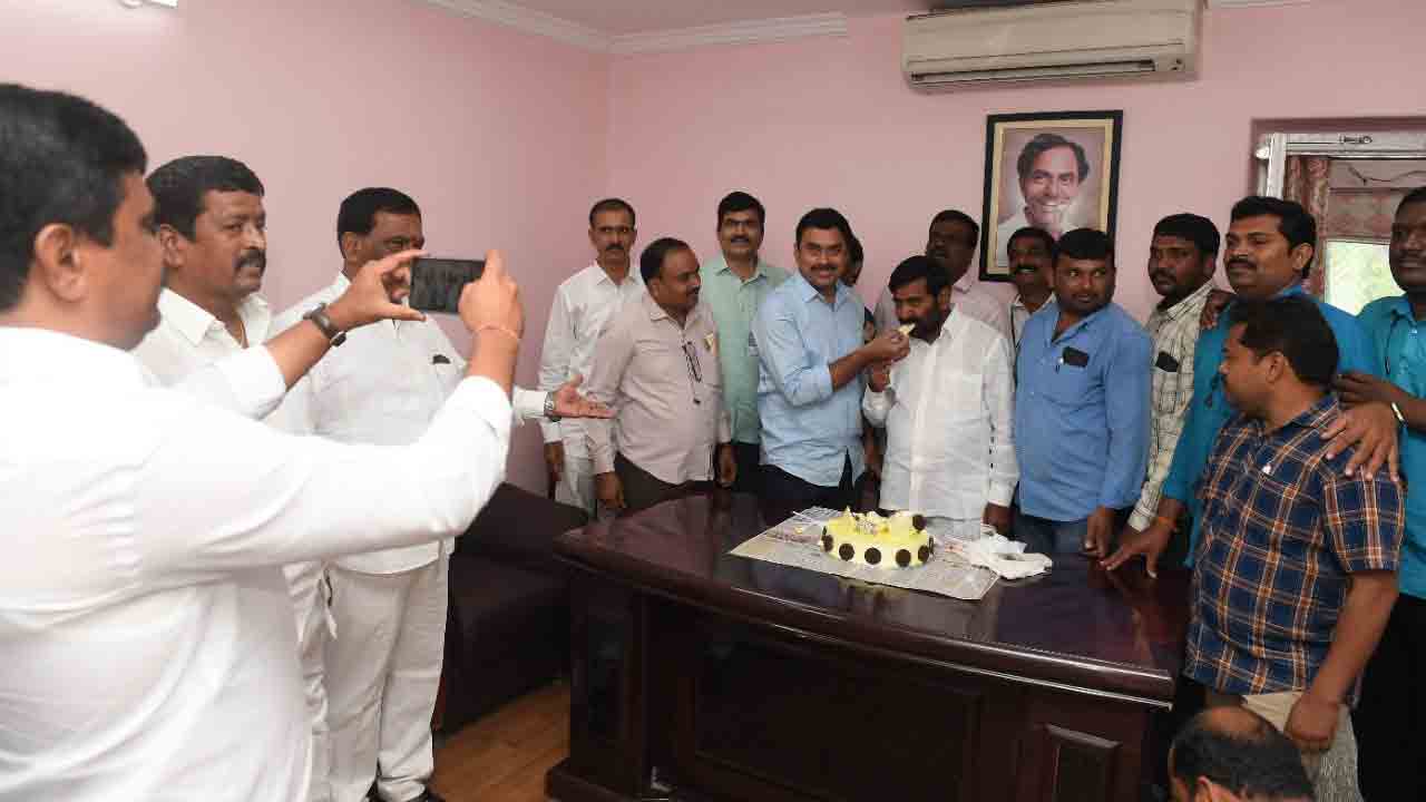 మంత్రి జగదీష్ రెడ్డి జన్మదిన వేడుక‌లు.. ఫొటోగ్రాఫ‌ర్‌గా మారిన మ‌రో మంత్రి