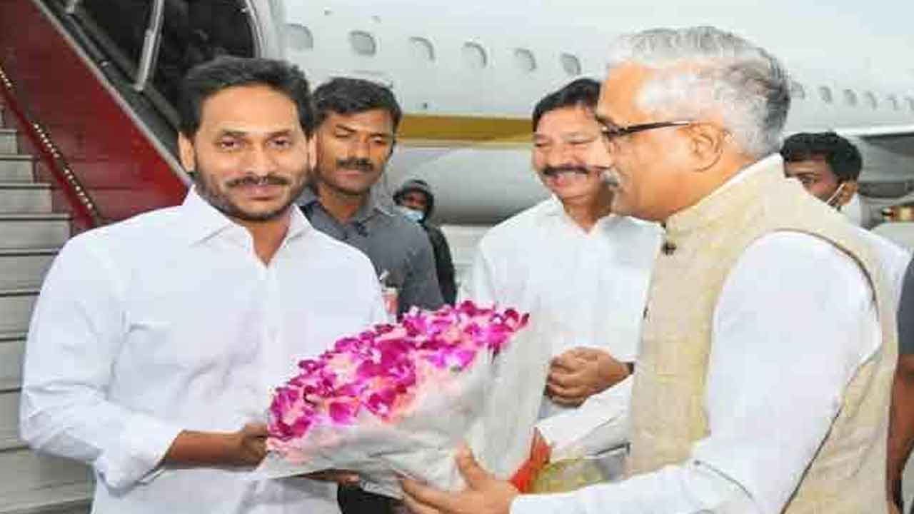 పారిస్‌ నుంచి ఏపీకి తిరిగొచ్చిన సీఎం జగన్‌