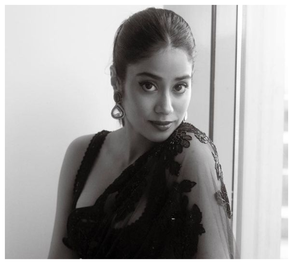 Janhvi Kapoor | బ్లాక్ అండ్ వైట్ ఫొటోల‌తో అల‌రిస్తున్న జాన్వీ క‌పూర్‌..