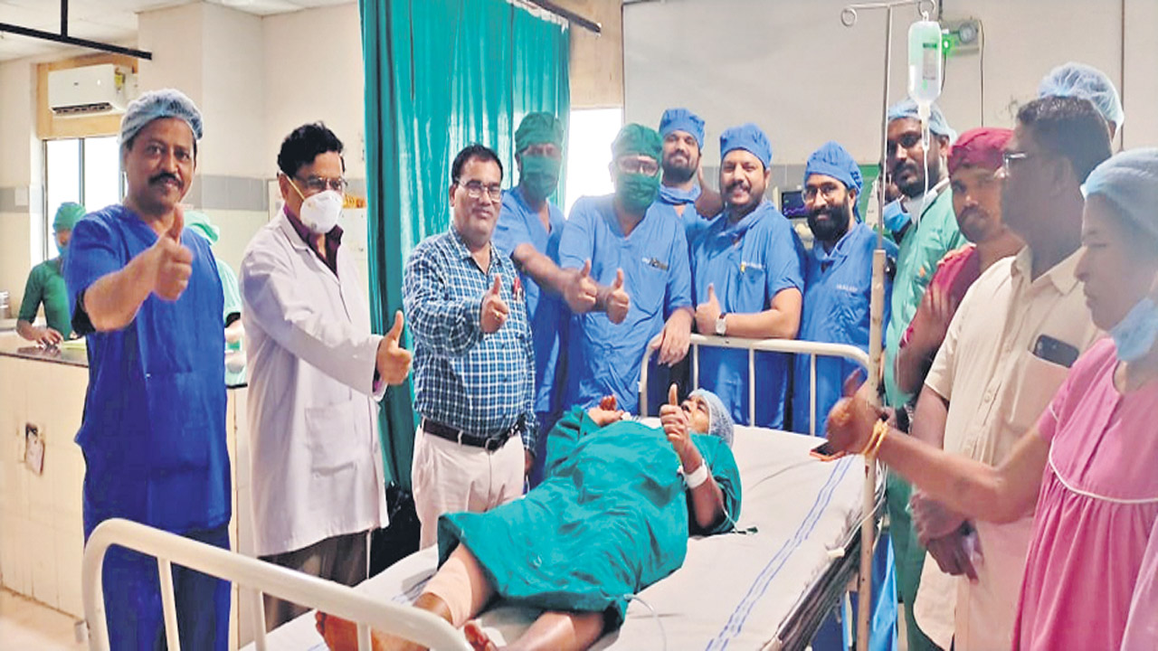 రిమ్స్‌లో కీళ్ల మార్పిడి శస్త్రచికిత్స సక్సెస్‌