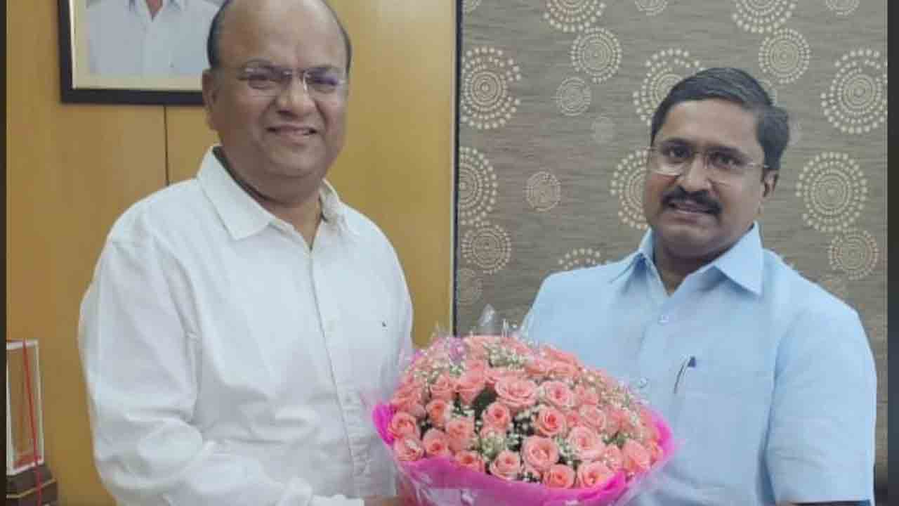 ర‌వాణా శాఖ క‌మిష‌న‌ర్‌గా బాధ్య‌త‌లు చేప‌ట్టిన జ్యోతి బుద్ధ‌ప్ర‌కాశ్‌