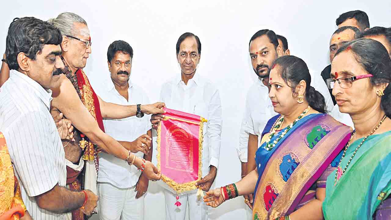 మహంకాళి బోనాలకు ఆహ్వానం