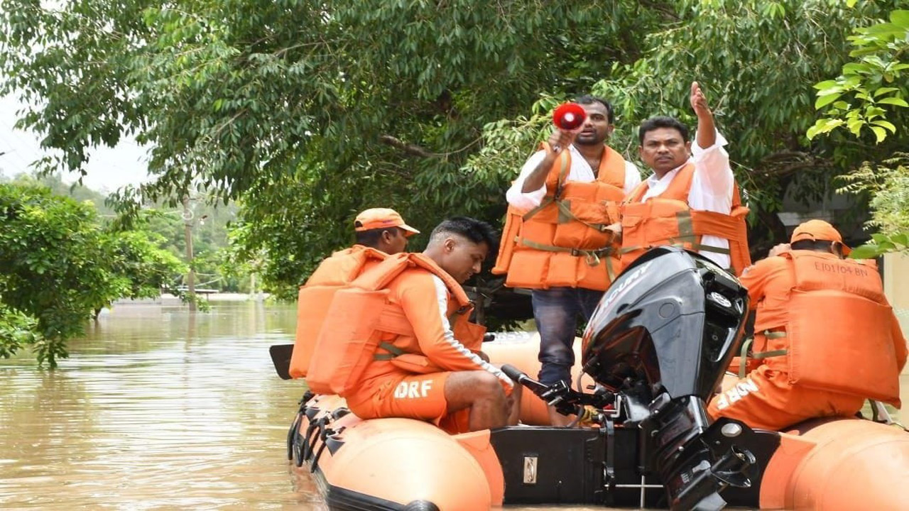 విపత్కర పరిస్థితుల్లో ప్రజలకు అండగా నిలిచిన ప్రభుత్వ విప్‌