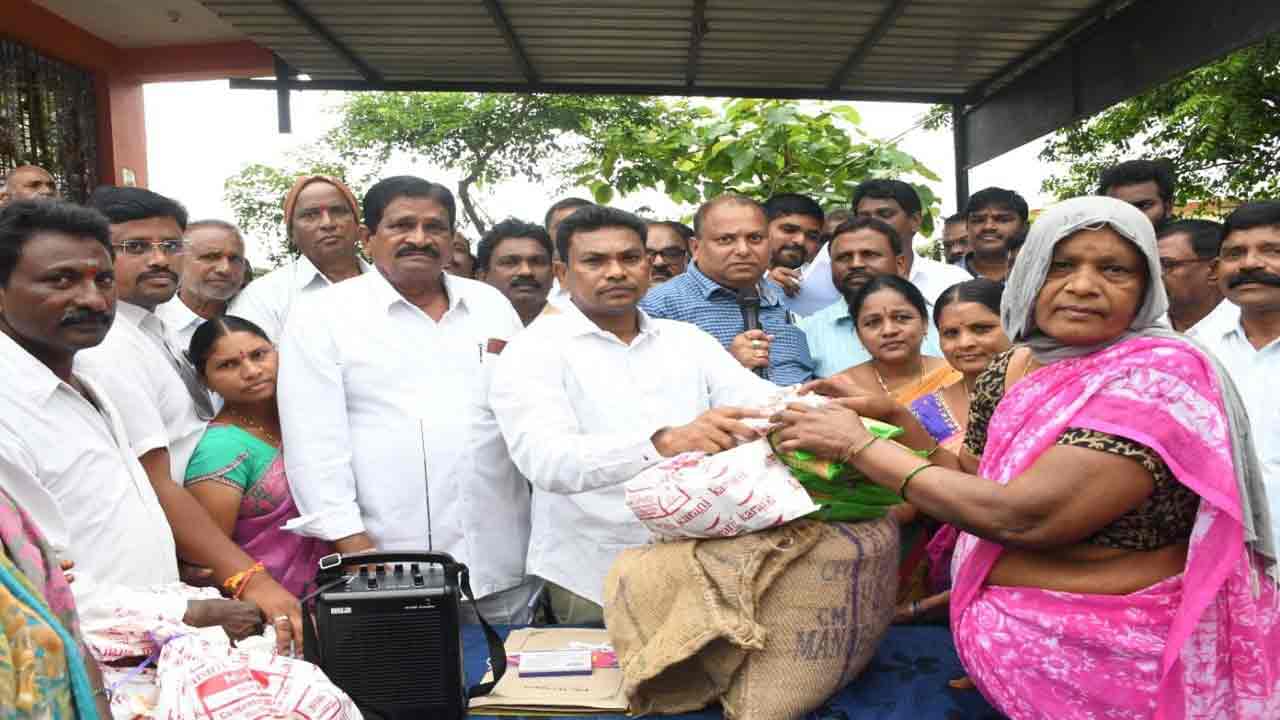 ముంపు బాధితులకు దాతల సాయం