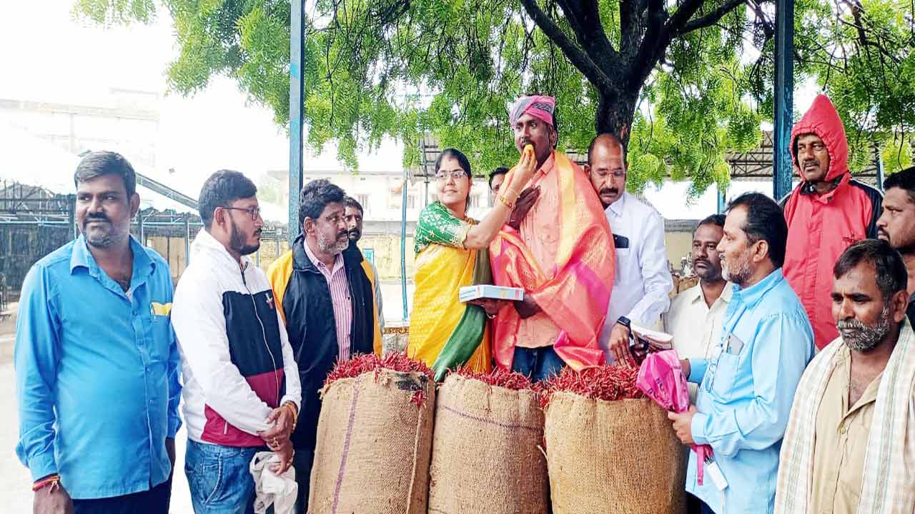 తేజారకం ఏసీ మిర్చి క్వింటాకు రూ.22,300