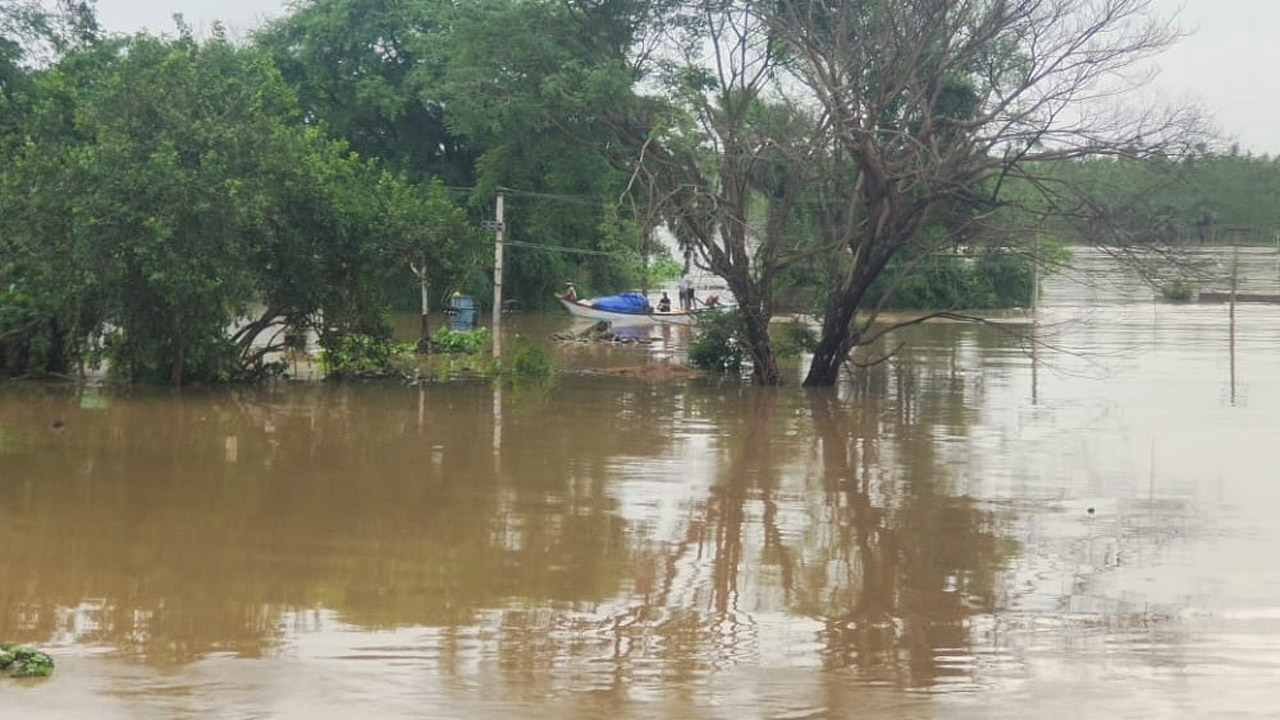 చుట్టూ జలం అతలాకుతలం