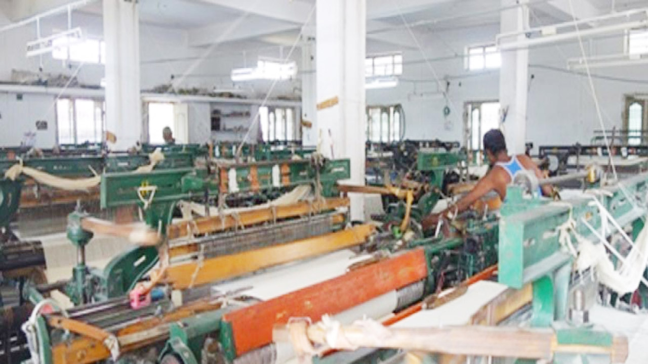 వస్త్ర పరిశ్రమపై కేంద్రం కత్తి