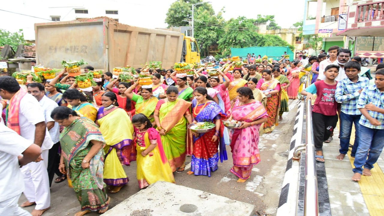 బోనమెత్తిన నగరం