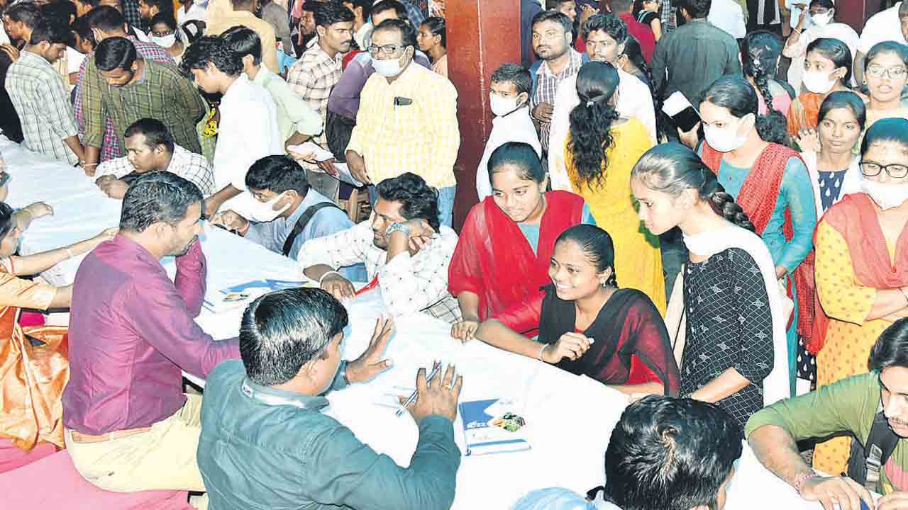 మెగా జాబ్‌ మేళాకు ‘యువ’ వెల్లువ