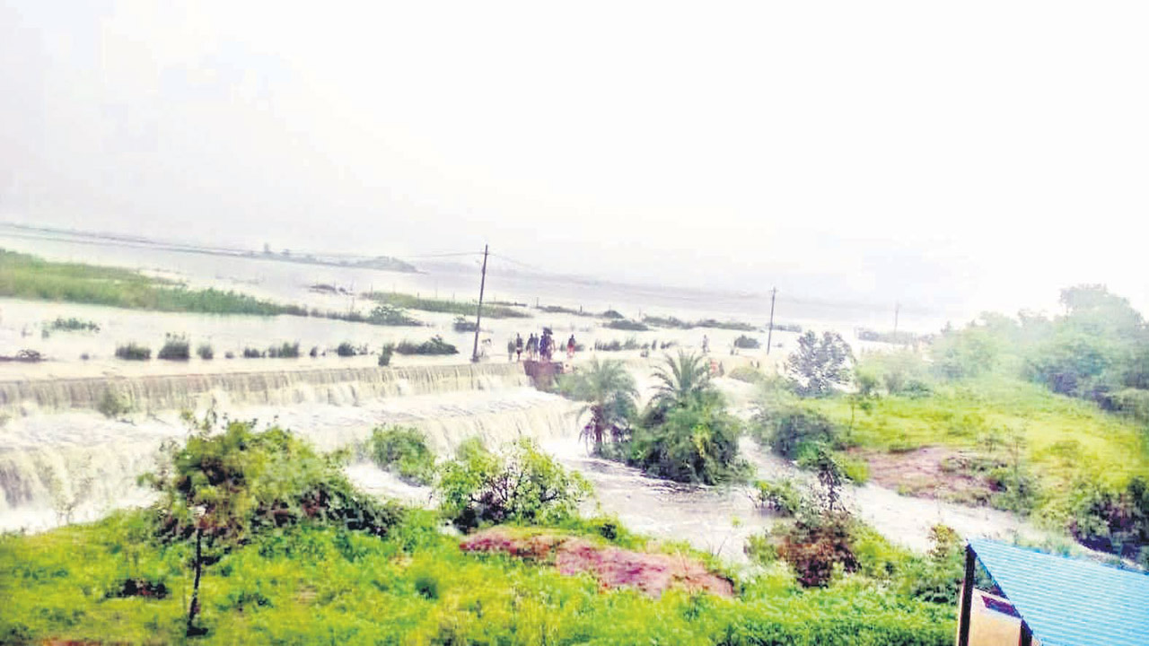 చెక్కు చెదరని చెరువుకట్ట