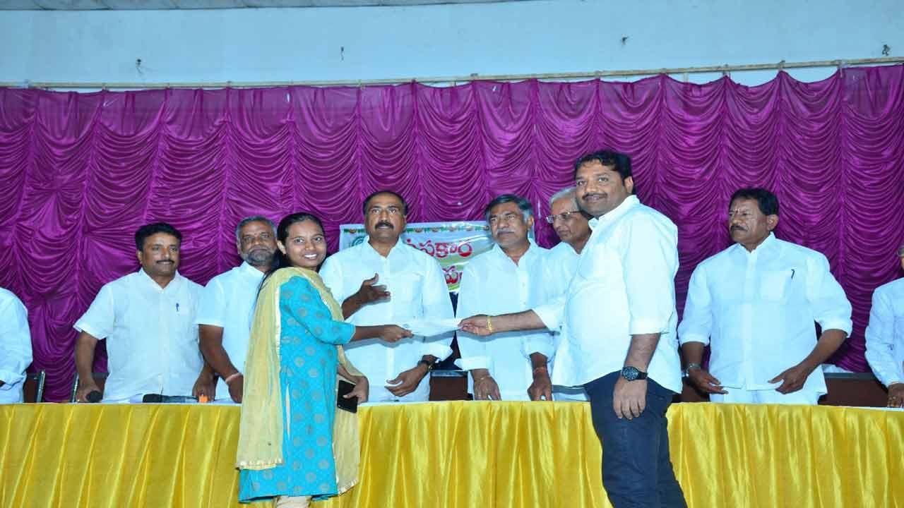 కష్టపడి చదివి ఉన్నతస్థాయికి ఎదగాలి