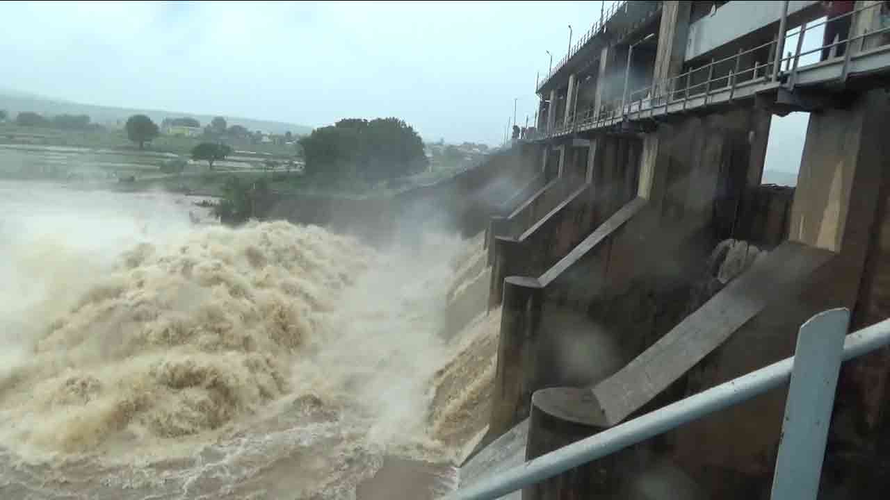 Kadem project కు వరద ఉధృతి.. ప్రమాద స్థాయికి చేరిన నీటిమట్టం