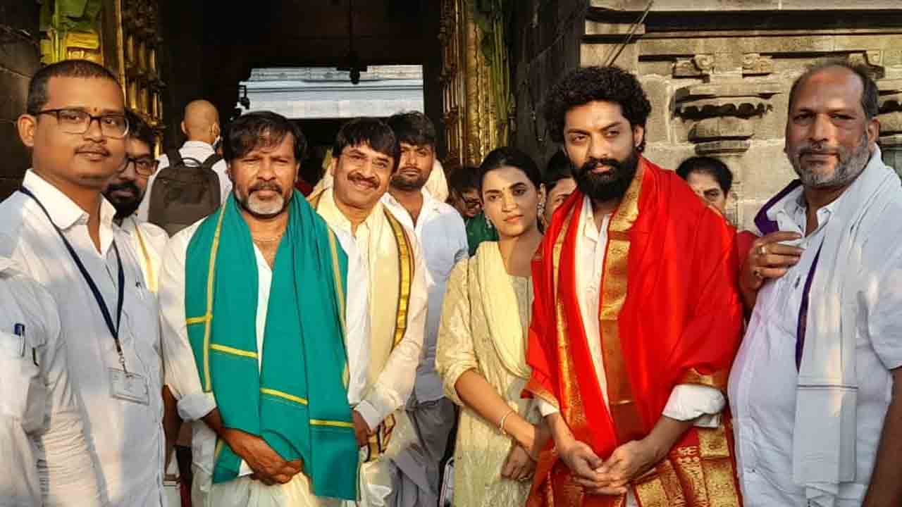 తిరుమల శ్రీవారిని దర్శించుకున్న కళ్యాణ్‌ రామ్‌ ‘బింబిసార’ టీం
