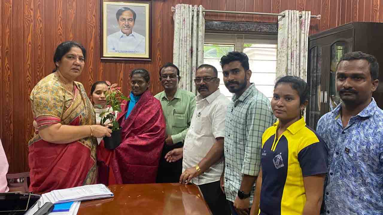 హ్యాండ్ బాల్ ప్లేయ‌ర్ మ‌డావి క‌రీనాను అభినందించిన మంత్రి స‌త్య‌వ‌తి