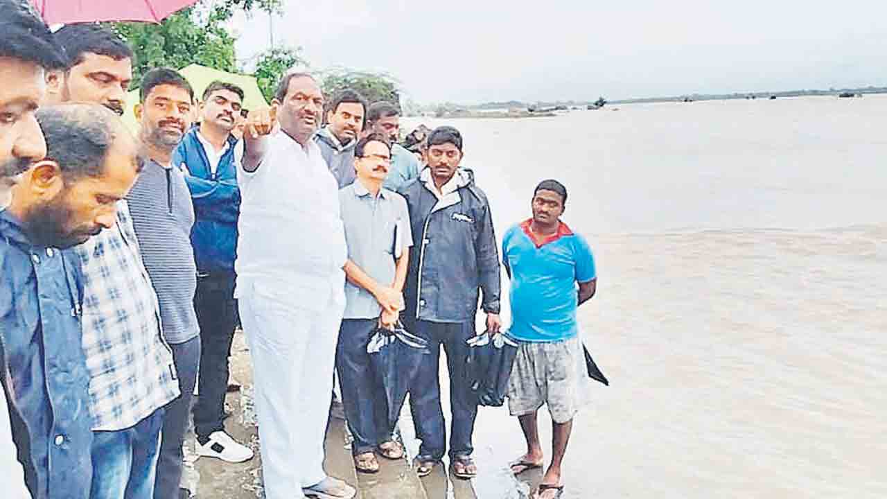 అప్రమత్తంగా ఉండాలి