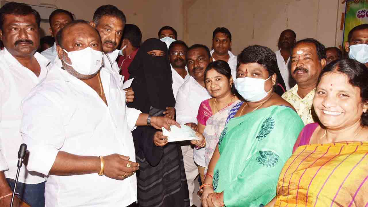 పేదలకు అండగా సర్కార్‌