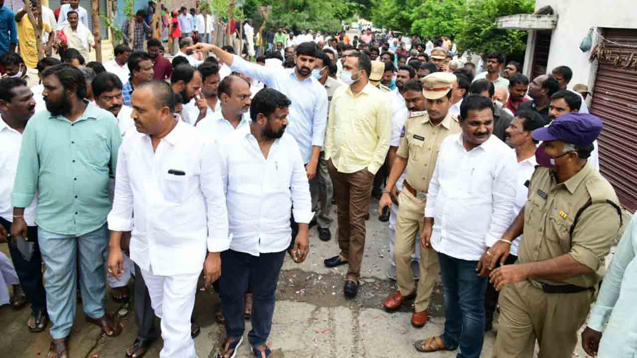 పరిశీలిస్తూ.. సమస్యలు తెలుసుకుంటూ