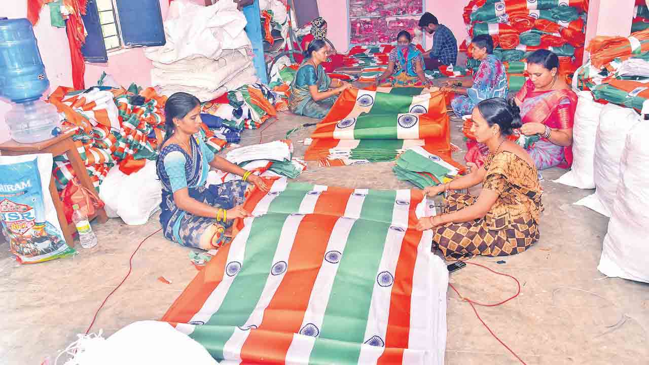 సిరిసిల్ల సాంచాలపై మువ్వన్నెల జెండా