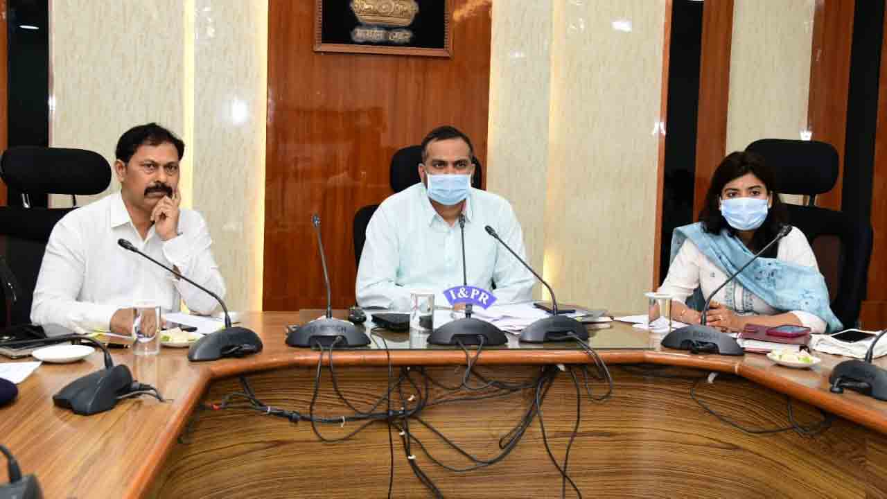 భారీ వర్షాల నేపథ్యంలో..జిల్లా యంత్రాంగం అప్రమత్తం