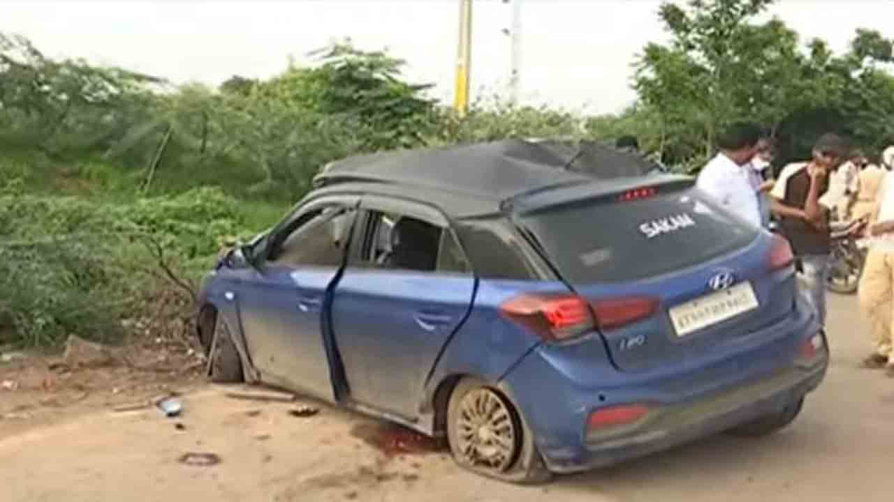 కర్నూలులో కారు, లారీ ఢీ.. ముగ్గురు మృతి