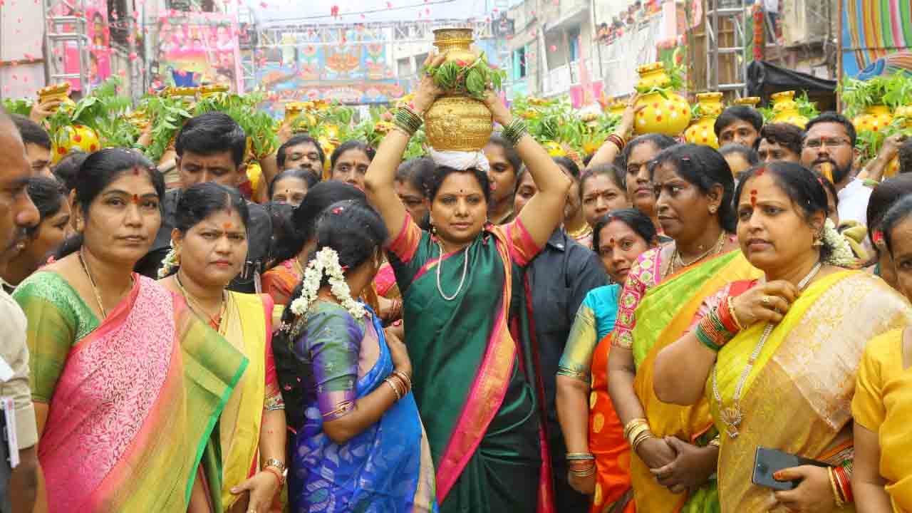 మ‌హంకాళి అమ్మ‌వారికి బంగారు బోనం స‌మ‌ర్పించిన‌ ఎమ్మెల్సీ క‌విత.. వీడియో