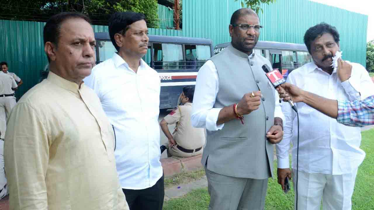 చర్చకు పట్టుబడితే సస్పెండ్‌ చేస్తారా?