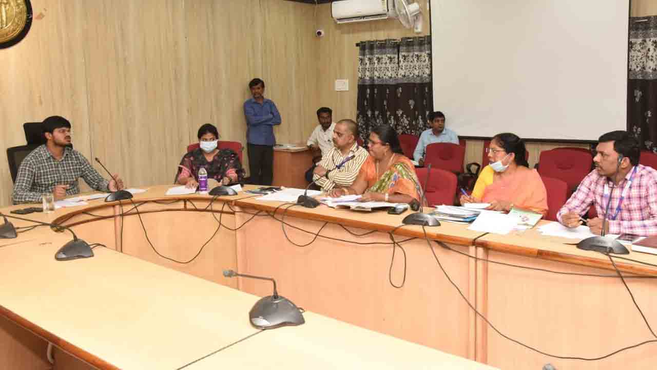 షెడ్యూల్‌ ప్రకారం పనులు పూర్తి చేయాలి: కలెక్టర్‌