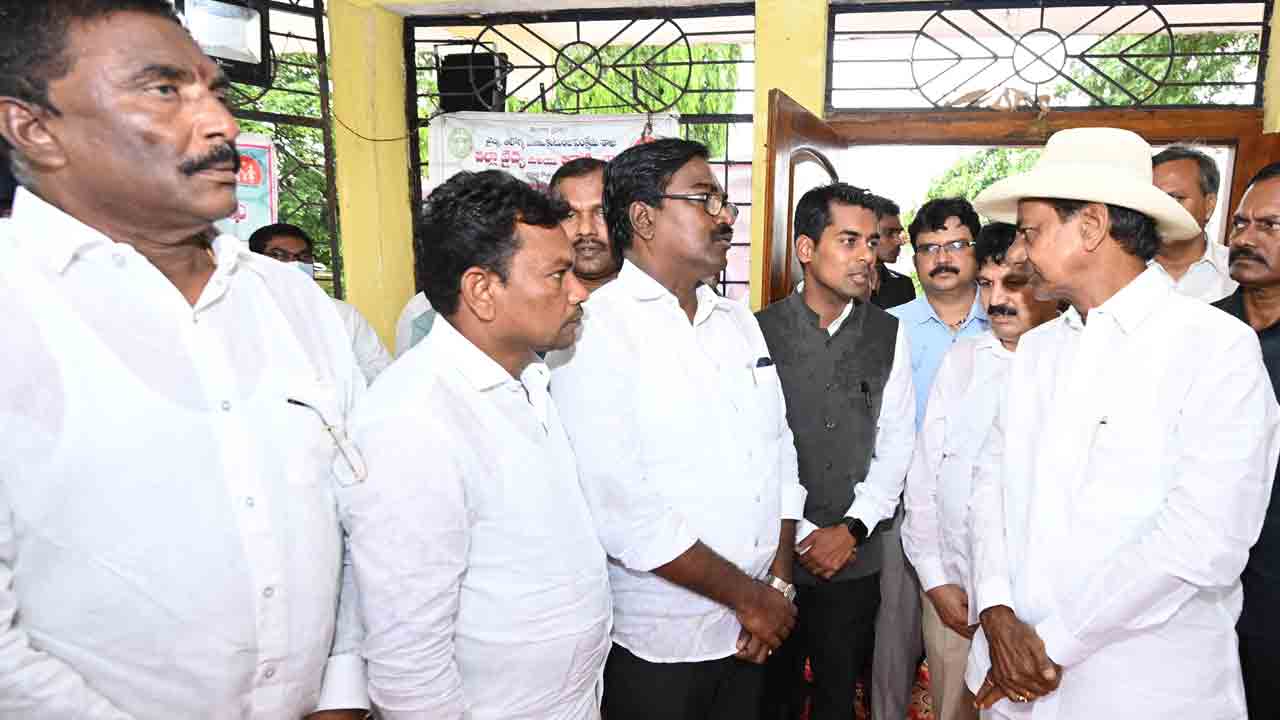 ఒక్కోకుటుంబానికి రూ.10వేలు