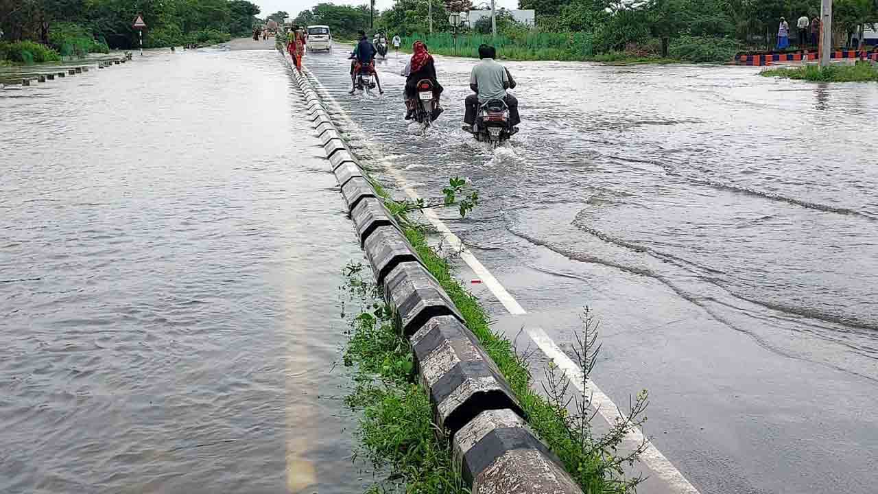 పొంగి పొర్లుతున్న ‘పాలేరు’