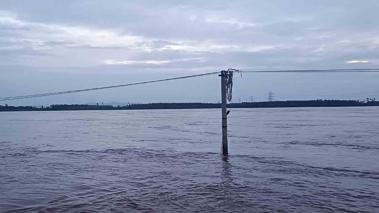 పెరుగుతూ తగ్గిన గోదావరి