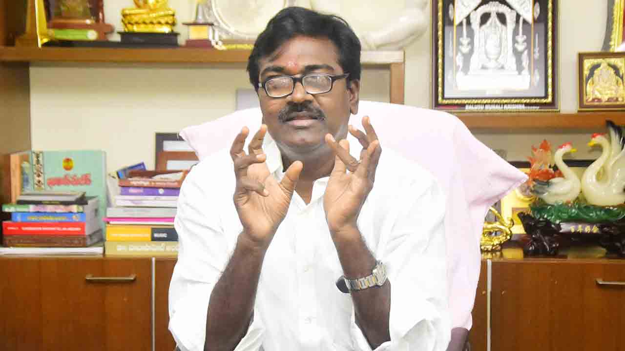 గోదావరి వరదలపై లనుక్షణం అప్రమత్తం