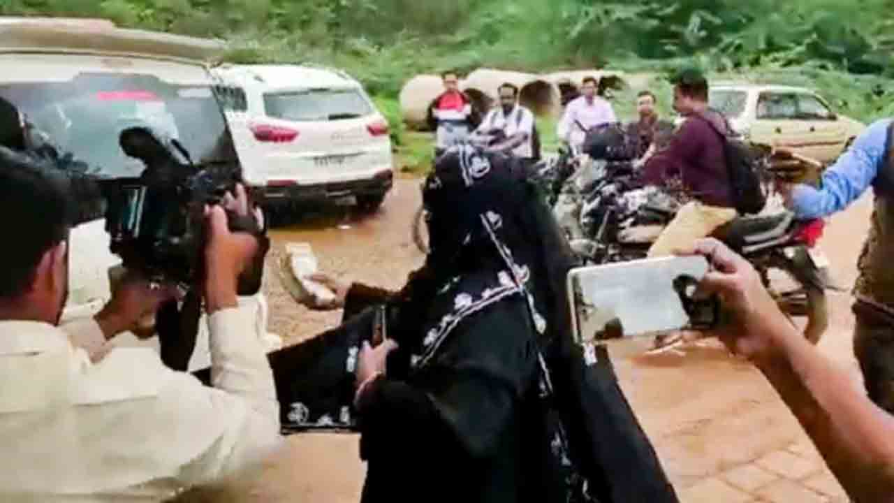 సిద్ధరామయ్యకు చేదు అనుభవం… రూ.2 లక్షలు ఆయనపై విసిరేసిన మహిళ