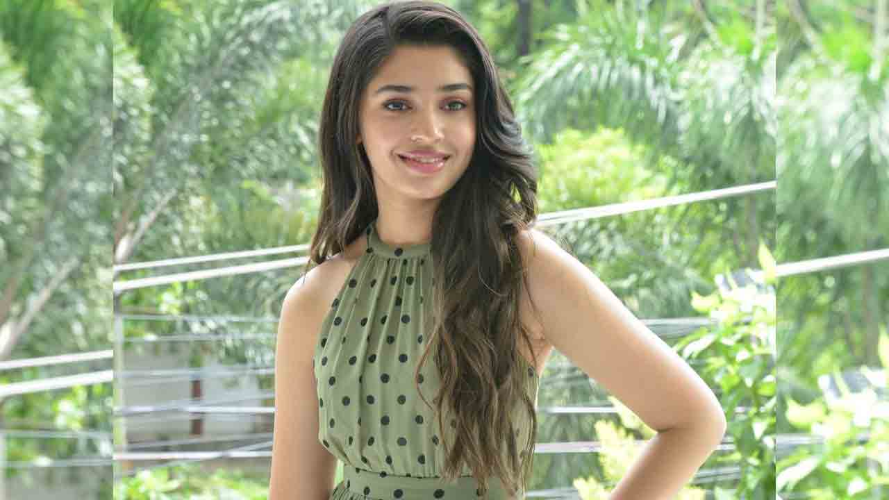 Kriti Shetty Interview | నేను విజిల్స్ వేయ‌డం పక్కా..‘ది వారియ‌ర్‌’ లో ఆర్జేగా క‌నిపిస్తా..కృతిశెట్టి ఇంట‌ర్య్వూ